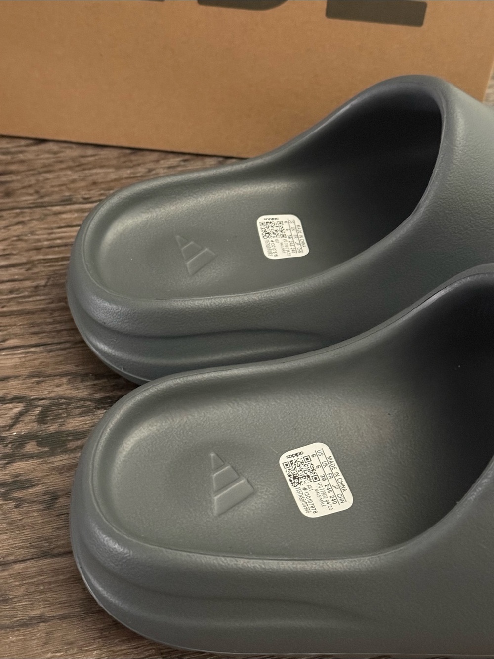 Adidas Yeezy Slide in onyx Size 6
Additional $10 for og box tag - Picture 2 of 5